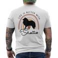 ライフ・イズ・ベターシェットランド・シープドッグ・シェルティ・レインボー・ドッグ・マム メンズTシャツ バックプリント