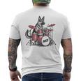 ヴィンテージジャーマンシェパード犬の演奏ドラム。 メンズTシャツ バックプリント