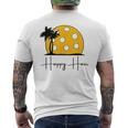 楽しいピックルボールシャツ、Happy Hour、大きなピックルボールの夕日。 メンズTシャツ バックプリント