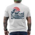 神奈川沖のビッグウェーブでサーフィンをするサーファーのカピバラ メンズTシャツ バックプリント