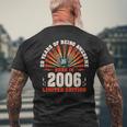 20歳の誕生日 20歳のギタリスト ギター愛好家 2006年生まれ メンズTシャツ バックプリント 高齢者への贈り物