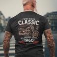 66 歳の誕生日男性オートバイ バイクに乗る人 1960 メンズTシャツ バックプリント 高齢者への贈り物