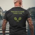 Fiero Papà Di Un Futuro Doppio Team Identico Twins Tennis T-shirt da uomo con stampa posteriore Regalos para ancianos
