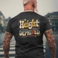 Height Deprived 背の低い人のジョーク メンズTシャツ バックプリント 高齢者への贈り物