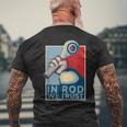 In Rod We Trust-ハイムジョイントレースカーロッククローラー メンズTシャツ バックプリント 高齢者への贈り物