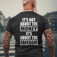 It's Not About Money It's About Freedom お金ではなく、自由を手に入れるために メンズTシャツ バックプリント 高齢者への贈り物