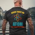 Never Trust An Atom グラフィック皮肉tシャツ メンズTシャツ バックプリント 高齢者への贈り物