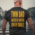 Twin Dad 父の日 ツインダッド メイヘムのマスター 抱きしめる王様 メンズTシャツ バックプリント 高齢者への贈り物