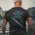 このおじいちゃんはオーボエを演奏する、オーボエ木管楽器奏者です メンズTシャツ バックプリント 高齢者への贈り物