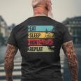 イノシシ ハンター 食べる スリープ ハント リピートハンティング メンズTシャツ バックプリント 高齢者への贈り物