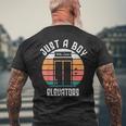 エレベーターが大好きな少年 エレベーターメカニック エレベーター。 メンズTシャツ バックプリント 高齢者への贈り物