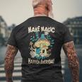 カエルとキノコ。毎日魔法を起こしましょう。 メンズTシャツ バックプリント 高齢者への贈り物