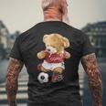 サッカーをするかわいいテディベア。 メンズTシャツ バックプリント 高齢者への贈り物