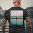 サーファー ガール（写真 リアルフォト）【Surfide サーフサイド】サーフィン 夏・海 ビーチ 砂浜 おしゃれ メンズTシャツ バックプリント 高齢者への贈り物