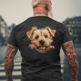 ノーフォークテリア 犬 ママ パパ 覗き見 子犬 メンズTシャツ バックプリント 高齢者への贈り物