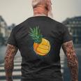 パイナップル バレーボール 面白い フルーツ ビーチ ハワイ ハワイアン スパイク メンズTシャツ バックプリント 高齢者への贈り物