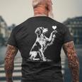 ブリタニー スパニエル お座り犬の心愛のグラフィック デザイン メンズTシャツ バックプリント 高齢者への贈り物