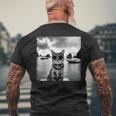 ベトナムのハロン湾でサングラスをかけた猫 メンズTシャツ バックプリント 高齢者への贈り物