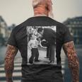 モハメド・アリとケニー・ベイカーのファイトシーンバラエティ番組1979 メンズTシャツ バックプリント 高齢者への贈り物