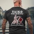 レトロなアンティーク調の太鼓の名言。太鼓のドラマー向け。 メンズTシャツ バックプリント 高齢者への贈り物