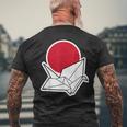 大きな折り鶴と夕日 メンズTシャツ バックプリント 高齢者への贈り物