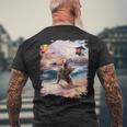 日本海岸でナマケモノに乗るパグ犬 メンズTシャツ バックプリント 高齢者への贈り物