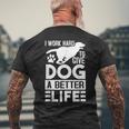 犬により良い生活を送るために一生懸命働いています-面白い犬好き メンズTシャツ バックプリント 高齢者への贈り物
