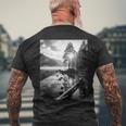 白黒写真 木と川の写真 メンズTシャツ バックプリント 高齢者への贈り物
