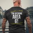 私は61歳の誕生日 おもしろい エリアに入ってる 61歳 メンズTシャツ バックプリント 高齢者への贈り物