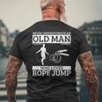 縄跳び 縄跳びが大好きな老人を過小評価しない メンズTシャツ バックプリント 高齢者への贈り物