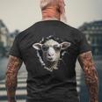羊が穴から覗いています 農夫 羊飼い 飼い Coolheep Portrait メンズTシャツ バックプリント 高齢者への贈り物