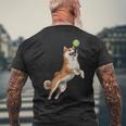 遊び心のある柴犬フェッチ追いかけテニスボール メンズTシャツ バックプリント 高齢者への贈り物