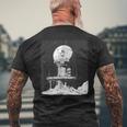 面白いスペースオデッセイムーンベースエンブレム。 メンズTシャツ バックプリント 高齢者への贈り物