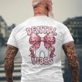 Dentalibes 歯 ピンク ヒョウ柄 弓 歯科医 メンズTシャツ バックプリント 高齢者への贈り物
