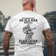 Never Underestimate An Old Man Who Who Guitar メンズTシャツ バックプリント 高齢者への贈り物
