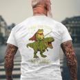 Twas The Tism M'lord Frog ライディング 恐竜 ファンタジー 中世 メンズTシャツ バックプリント 高齢者への贈り物