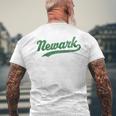 ニューアークオハイオ州ヴィンテージスポーツグラフィック。 メンズTシャツ バックプリント 高齢者への贈り物