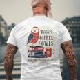 バックプリントの本、コーヒー、フクロウのおかしな幸せ メンズTシャツ バックプリント 高齢者への贈り物