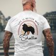 ライフ・イズ・ベターシェットランド・シープドッグ・シェルティ・レインボー・ドッグ・マム メンズTシャツ バックプリント 高齢者への贈り物