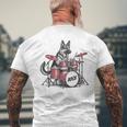 ヴィンテージジャーマンシェパード犬の演奏ドラム。 メンズTシャツ バックプリント 高齢者への贈り物