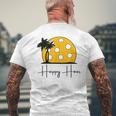 楽しいピックルボールシャツ、Happy Hour、大きなピックルボールの夕日。 メンズTシャツ バックプリント 高齢者への贈り物