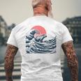 神奈川沖のビッグウェーブでサーフィンをするサーファーのカピバラ メンズTシャツ バックプリント 高齢者への贈り物