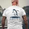 面白いペンギンがトランポリンでジャンプ メンズTシャツ バックプリント 高齢者への贈り物