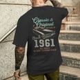 1961年生まれ ヴィンテージカー 65歳の誕生日 メンズTシャツ バックプリント 彼への贈り物