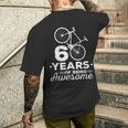 60 Years Of Being Awesome ロードバイク・サイクリングバイシクル メンズTシャツ バックプリント 彼への贈り物