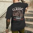 66 歳の誕生日男性オートバイ バイクに乗る人 1960 メンズTシャツ バックプリント 彼への贈り物