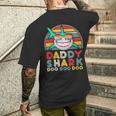 メンズ Daddyhark Doo キュート レトロ メンズ 父の日 ギフト アイデア メンズTシャツ バックプリント 彼への贈り物