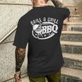 Grill And Chill おもしろbbqバーベキューシェフ 肉料理人 メンズTシャツ バックプリント 彼への贈り物