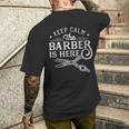 Keep Calm The Barber Is Here ショップ ヘアドレッサー バーバー メンズTシャツ バックプリント 彼への贈り物