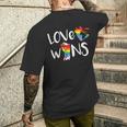Love Wins Raised Fist Lgbt Lgbtq プライド アウェアネス レインボー メンズTシャツ バックプリント 彼への贈り物